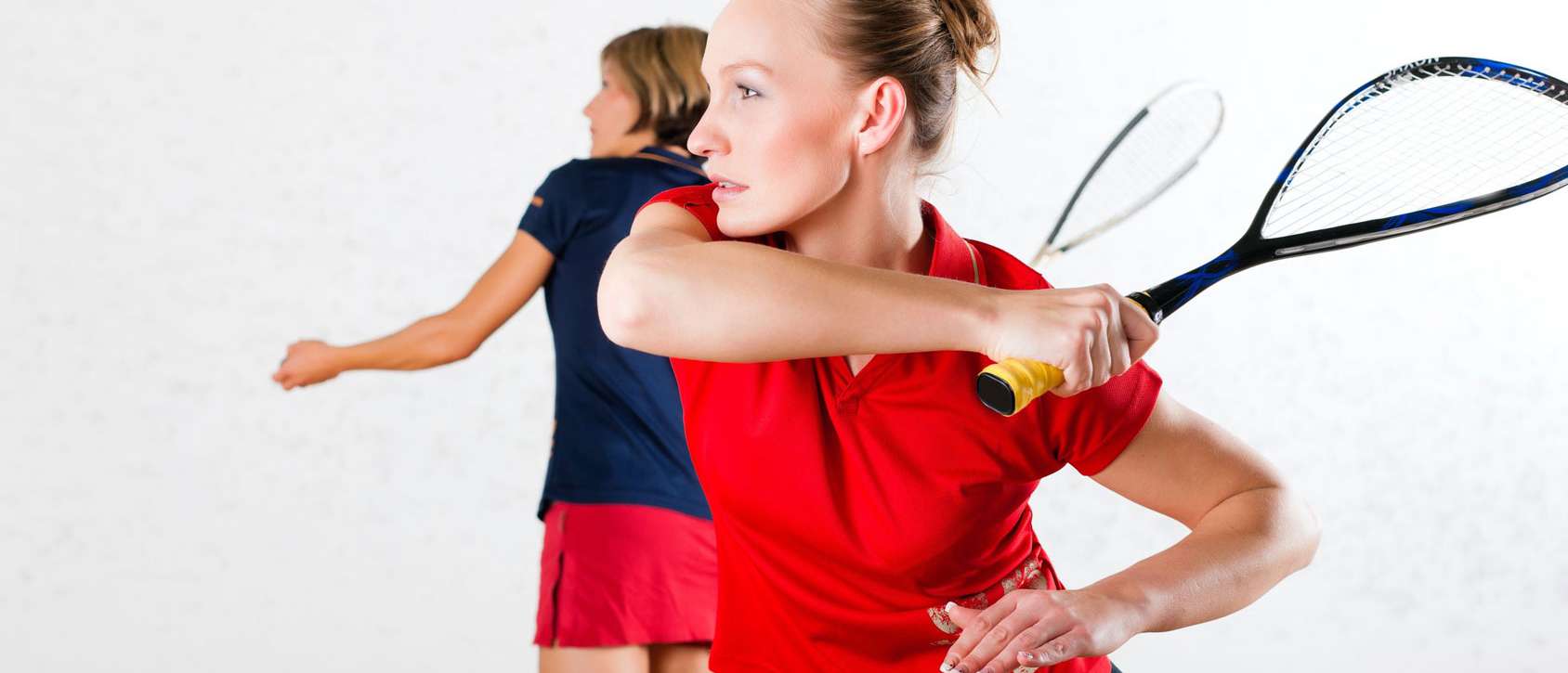 2ladies playing squash